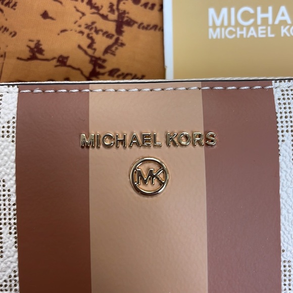 Brand New Michael Kors Large Travel Continental White/Lugg Center Stripe Wallet - Picture 4 of 15